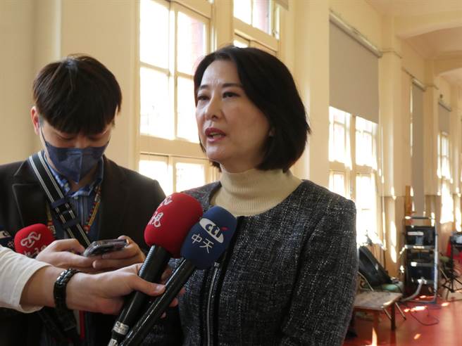 农委会进口澳洲鸡蛋要解决蛋荒，却遭质疑未从新南向国家调蛋。农委会主委陈吉仲今解释，是因食药署规范，目前可进口鸡蛋为日本、美国和澳洲。国民党立委王鸿薇再批，是因农委会现在才紧急启动进口鸡蛋机制，来源当然非常有限。（周志豪摄）