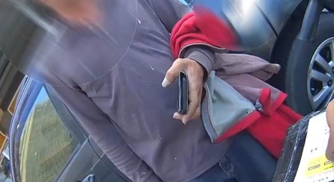 叶男敌不过女警的穷追威力，最后下车「投降」，由于他不愿接受酒测，警方一共开出4张罚单。（警方提供／林雅惠高雄传真）