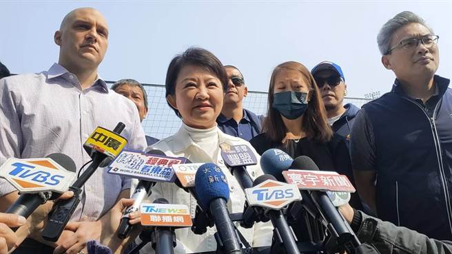 台中市长卢秀燕3日表示，现在室内、室外都可以脱口罩，但呼吁「身体不适」或是「感冒生病」等，建议还是戴上口罩加强防护。（潘虹恩摄）