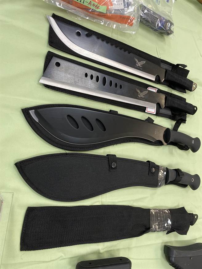 警方查扣2把「狗腿刀」也就是電影「惡靈古堡」中女主角與殭屍搏鬥的廓爾克彎刀，模樣奇特。（張妍溱攝）
