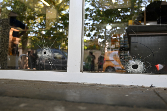 根據阿根廷警方對監控畫面分析，梅西故鄉羅薩里奧（Rosario）出現兩名騎乘機車男子，對梅西太太羅庫佐（Antonela Roccuzzo）家族所開設超市擊發14槍。(圖/路透社)