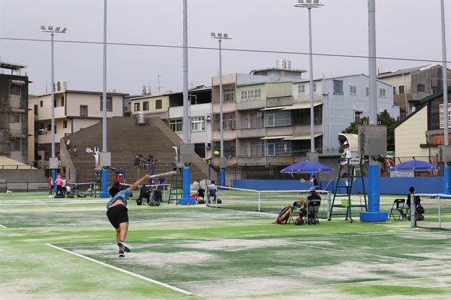 全中运网球资格赛球场开赛前1天还在铺人工草地，因场地不平整导致选手扭伤弃赛。（邱立雅摄）