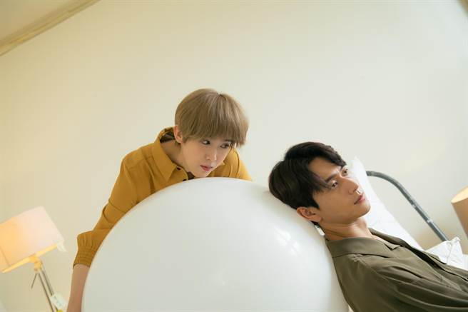 孙可芳（左）剧中求爱刘冠廷，狂飙18禁台词。（四把椅子剧团提供）