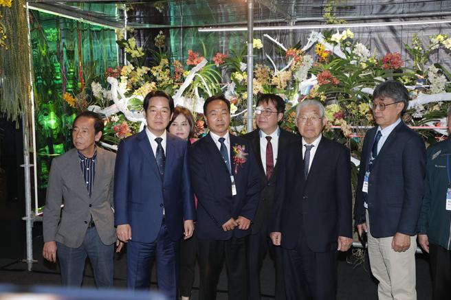 2023台湾国际兰展3日举办开幕仪式，由台南市长黄伟哲陪同副总统赖清德逛展。(台南市新闻及国际关系处提供)