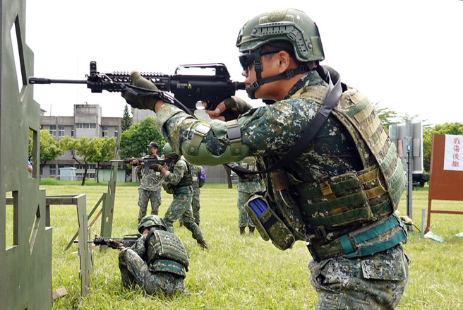 战争期间，炮弹无眼，飞弹无情，军民死伤惨重，「全民防卫动员准备法」有哪个单位可以出面说明一下，居然将脑筋动到16岁的学生？（李侑珊摄）