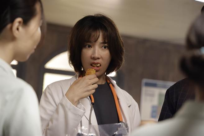 蔡淑臻扮演小刘医师。（民视提供）