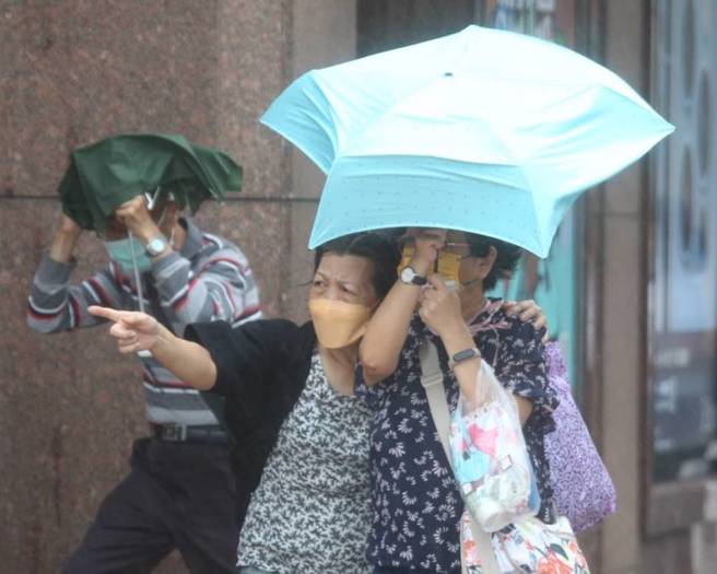 台湾天气潮湿，让不少人受不了。（本报系资料照）