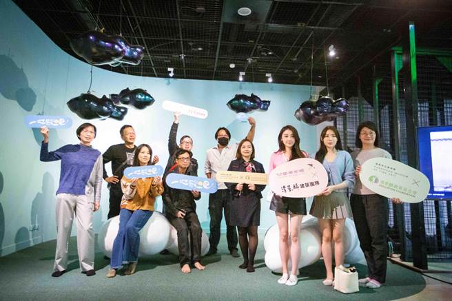 高雄市立美术馆儿童美术馆携手清景麟教育基金会，推出《一起飞吧！》亲子教育展。（袁庭尧摄）