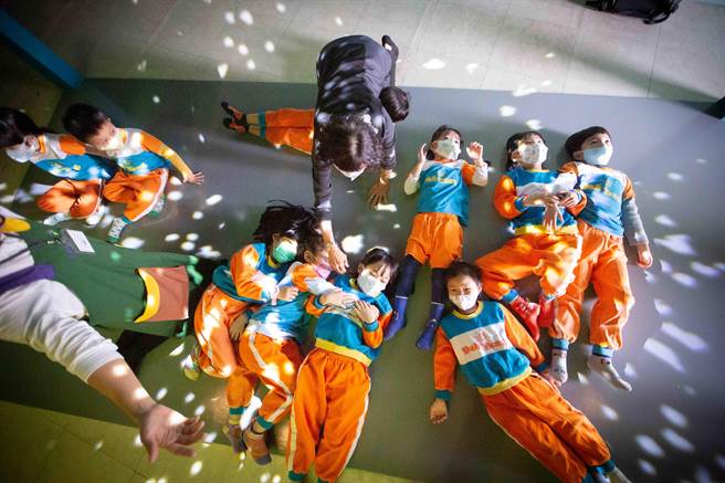 艺术家萧圣健「听风—午后」以树影灯打造的静谧场域，营造出儿时在树下玩耍休憩、吹风听鸟叫的场景。（袁庭尧摄）