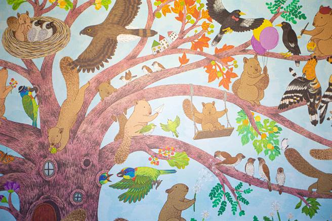 艺术家官孟玄取材园区鸟类生态，在儿美馆室外廊道绘制「小松鼠的梦想飞行基地」。（袁庭尧摄）