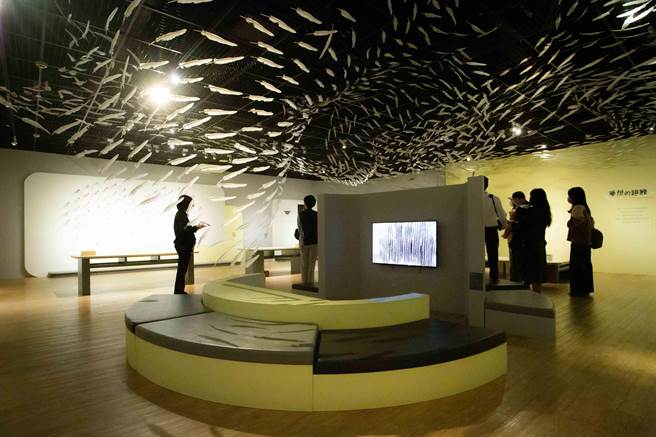 艺术家游文富以羽毛大型装置「吉光片羽」呈现人类从鸟类观察展开对于飞行的探索。（袁庭尧摄）