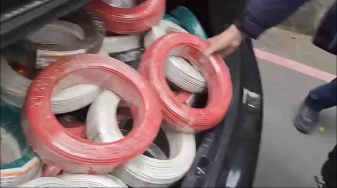 犯嫌深夜闯入工地，偷走等价新台币16万的电缆线，塞满整个后车厢。（警方提供）