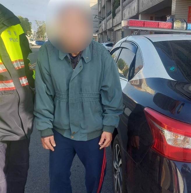 竹南警分局竹南所員警協助老翁回家。（竹南警分局提供／謝明俊苗栗傳真）