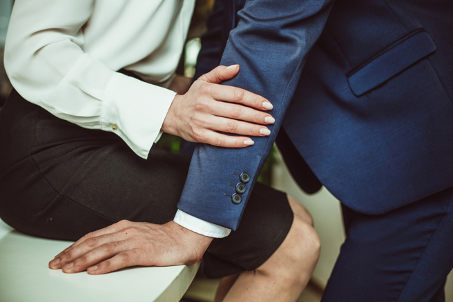 男业务好心帮女OL送醉主管上车，竟起色心对她强抱猛亲。（示意图/shutterstock）