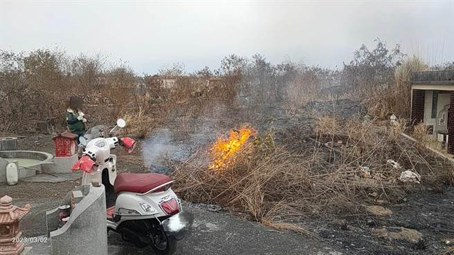 屏東佳冬公墓2日又傳出2起火警，幸無人傷亡，陳男、巫女坦承罪嫌遭移送，而該公墓6天來發生3起火警造成1人亡，對此，警方強調，持續加強查緝。（警方提供／謝佳潾屏東傳真）