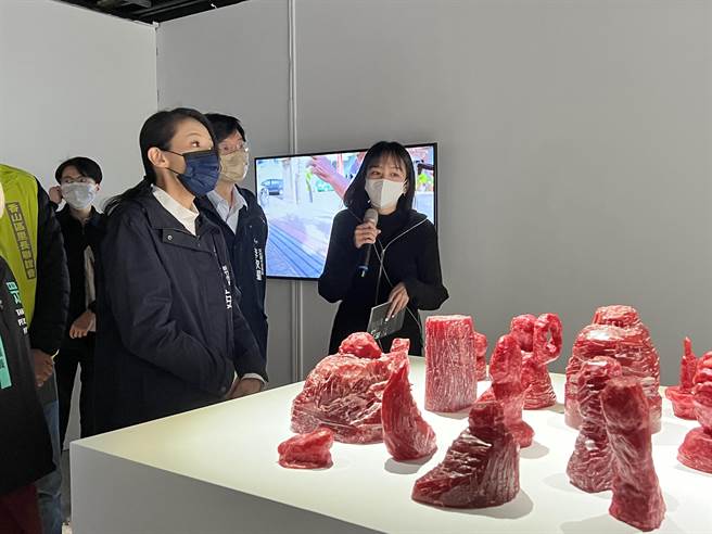 艺术家林佳仪作品《意念的物质化》，实际到新竹都城隍庙、关帝庙等庙宇田野调查，将民眾描述、绘画的神明印象，用「蜡」雕刻出来。（王惠慧摄）