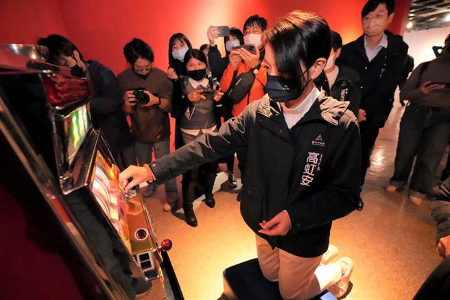 新竹市长高虹安出席特展开幕仪式，逛展同时也亲自示范艺术家黄舜廷互动作品《五橘宫筊子机》。（新竹市政府提供／王惠慧新竹传真）