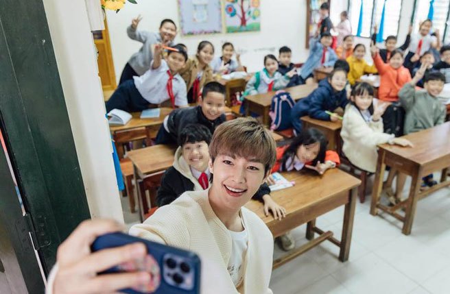 炎亚纶上月27日前往越南顺化探访当地贫困孩童。(至善基金会提供)