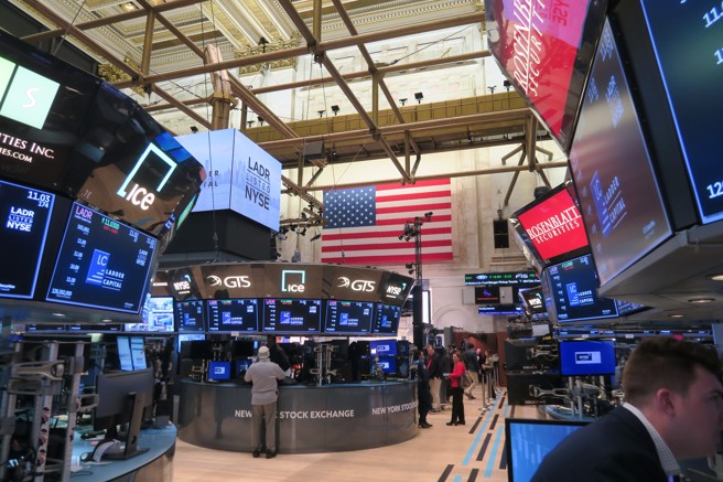 美股2022年因利率陡升而大幅拉回，企业上市数量锐减，纽约证券交易所相关收益随之下滑。图为纽约证交所交易大厅。（图／中央社）
