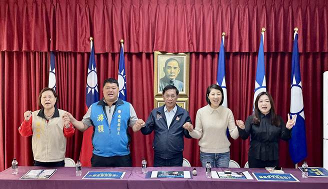 南投縣立委補選候選人林明溱（中）等人，3日呼籲選民讓監督力量進入國會。（廖志晃攝）