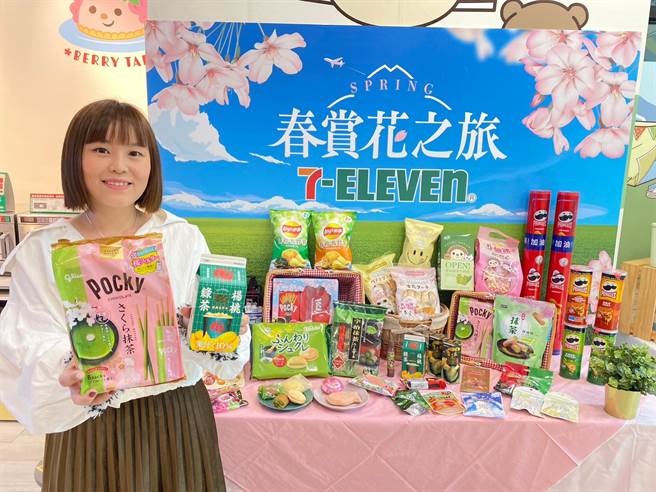 7-11打造「春赏花之旅」货架，集结60项特色新品，包含「Pocky樱花抹茶棒」189元，8日至4月4日优惠价109元。（7-11提供）