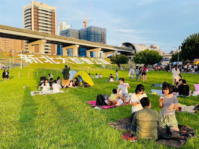 新北市高灘處邀請民眾到新北春紛節野餐、逛市集、看表演。（高灘處提供）