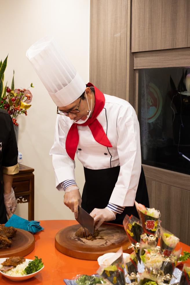 阿迈师用刀工呈现办桌手路菜的美味。（高雄市观光局提供）