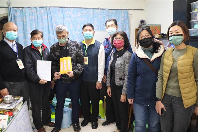 基隆、新北两市社福单位协力关心因车祸不幸往生的案家，圆融行善团召集人许诰（左1）并将眾人的爱心23万3千元交由案家（左3）。（新北市社会局提供）