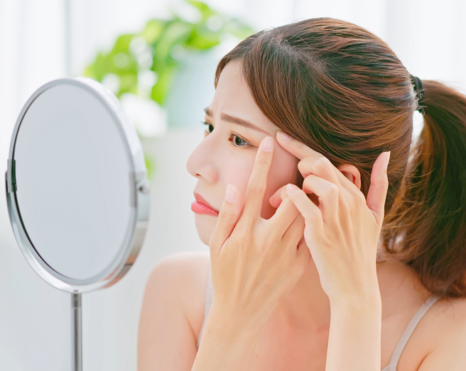 医师指出，眼霜针对轻微眼袋、细纹确实有帮助，但若是出现眼下脂肪明显突出、泪沟凹陷或合併皮肤中重度松弛，则建议寻求协助。（示意图／达志影像）