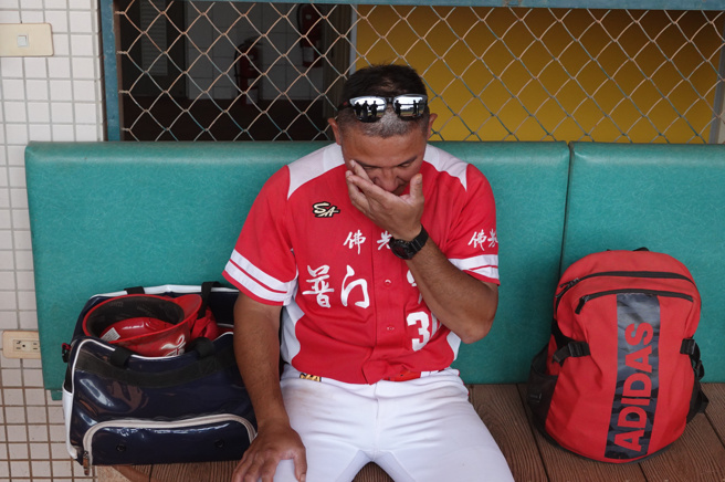 普门中学总教练洪荣宏赛后情绪激动忍不住落泪。（毛琬婷摄）