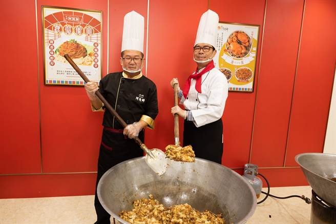 高雄市长陈其迈化身「阿迈师」到内门与南海紫竹寺主委、总铺师「阿隆师」汤富隆学做办桌手路菜。（高市府观光局提供／洪浩轩高雄传真）