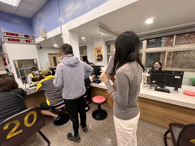 報復性出遊護照需求激增，新北戶所案件量爆增30倍。（葉德正攝）