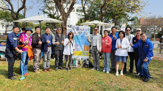中臺科技大學於今、明兩日（112/3/3-4）號召校內學系組成健康服務團隊，齊聚黃花盛開的廍子公園為民眾送上溫馨關懷與健康。(照片/中臺科大提供)