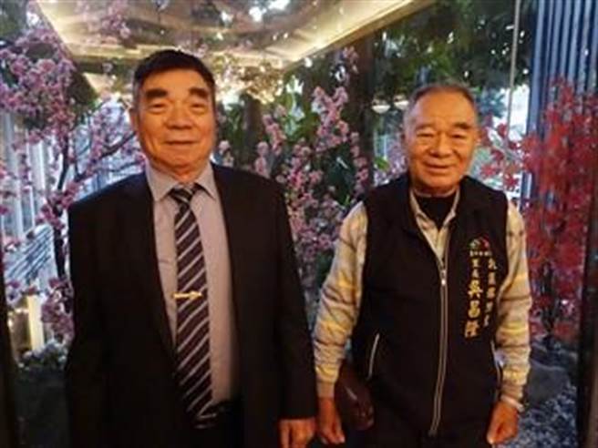 台中市北区锦村里长吴荣益（右起）及锦洲里长吴昌隆是兄弟檔，两人里别相邻，携手服务地方。（台中市府提供／林欣仪台中传真）