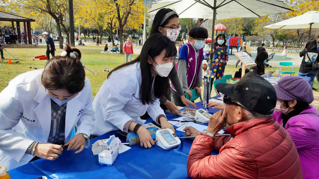 中臺科技大學護理系教導民眾傷口包紮、孕婦體驗、血壓血氧測量。(照片/中臺科大提供)