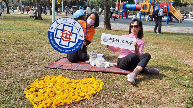 中臺科大配合廍子公園黃花風鈴木時節，應景地提供一場健康專業的互動體驗活動，師生們以專業且熱情的服務行動，具體實踐聯合國永續發展目標SDGs。(照片/中臺科大提供)
