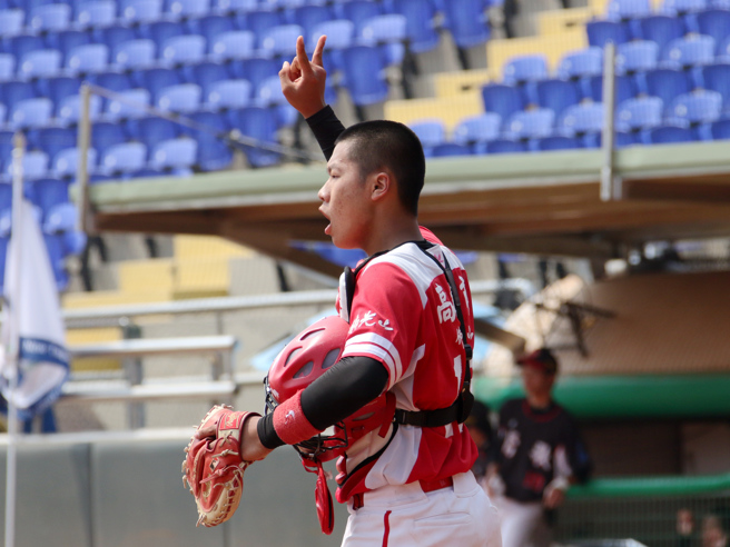 普门中学一年级捕手张育豪临危授命先发蹲捕，攻守两端都有好表现。（学生棒球联盟提供）