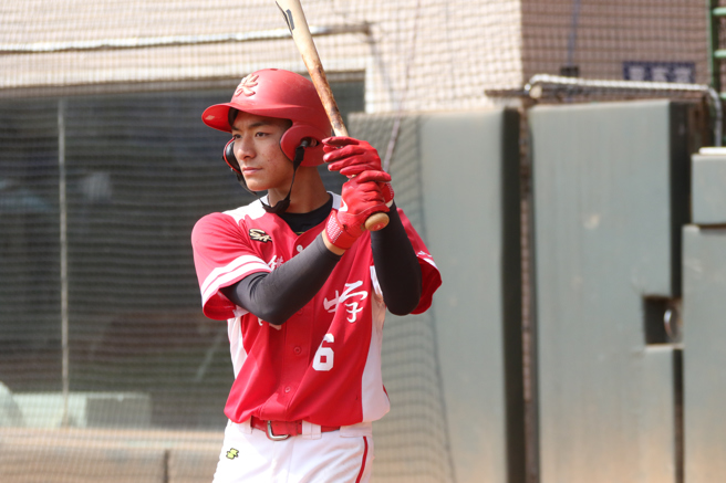 普门中学林劭威在延长赛第8局敲出追平安打。（学生棒球联盟提供）