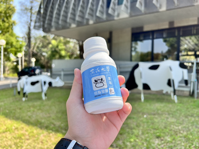 东海创意暨艺术学院院长许和捷设计此次「幼幼瓶」外包装，以可爱活泼儿童风格，融入东海乳牛意象，让孩童们为之惊艷。(照片/东海大学提供)