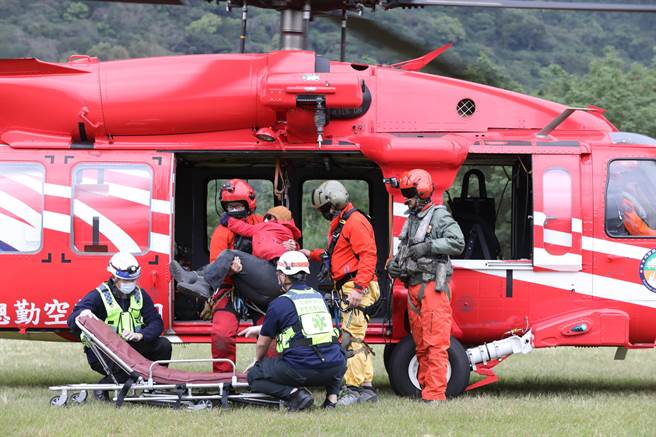 女登山客二二八連假前入山，今天在白石池營地路段不慎扭傷，空勤直升機將她吊掛送醫。（空勤總隊提供／王志偉花蓮傳真）