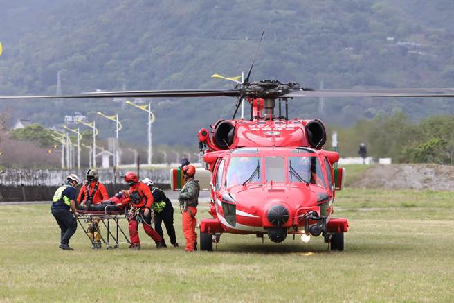 女登山客二二八連假前入山，今天在白石池營地路段不慎扭傷，空勤直升機將她吊掛送醫。（空勤總隊提供／王志偉花蓮傳真）