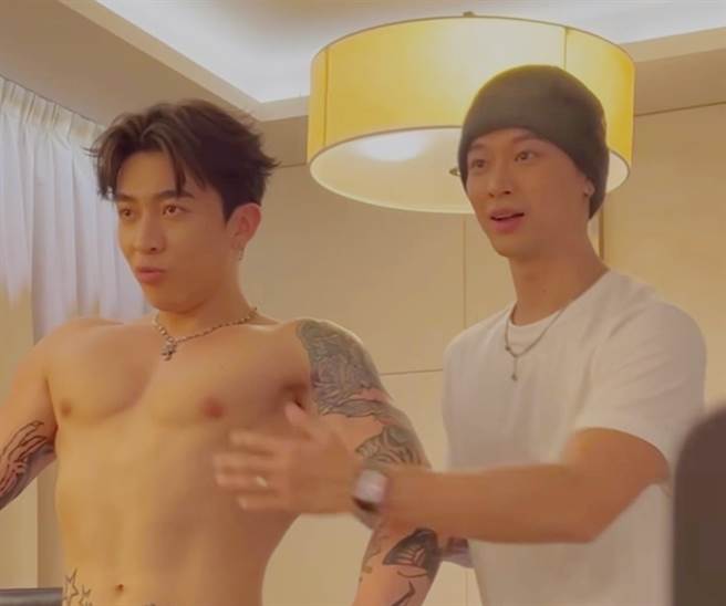 高爾宣（右）與Tyson Yoshi分享健身成果。（翻攝高爾宣IG）