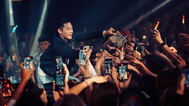 高爾宣近日在香港夜店開唱。（龍大謝音樂提供）