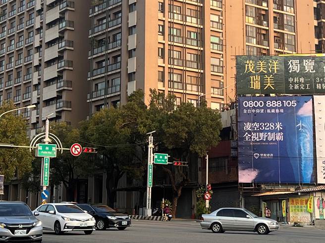 看好中科房产的刚性需求，精锐建设即将在东海商圈推出新案，近期户外看板曝光，吸引购屋族热烈询问。（林欣仪摄）