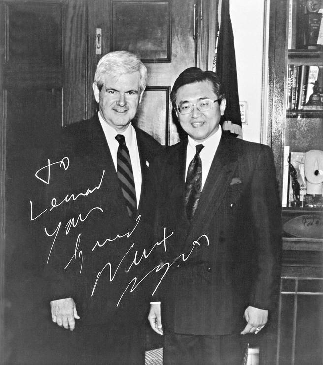  作者趙麟和美國前任議長金瑞契的簽名合影。（圖／作者趙麟提供）