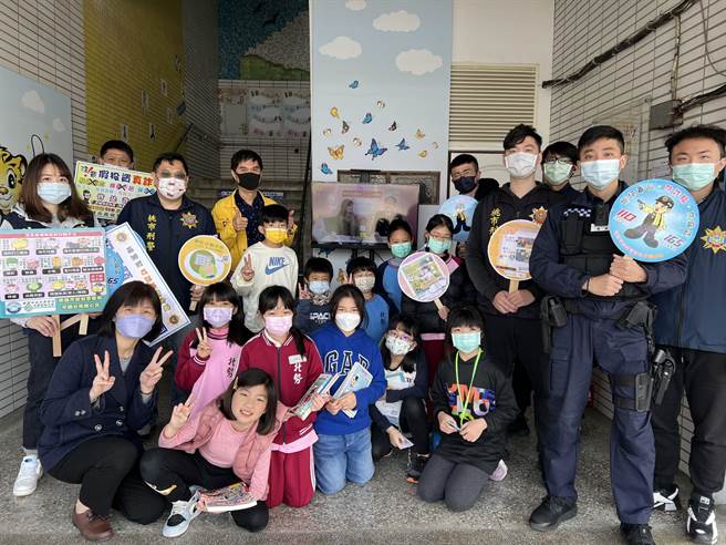 桃园市平镇警方走入校园，播送由内政部警政署长黄明昭录制的防诈宣导短片，宣导防诈知识。（翻摄照片／蔡明亘桃园传真）