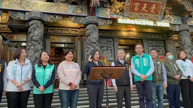 总统蔡英文陪立委补选候选人蔡培慧到名间乡受天宫参香祈福。（蔡培慧竞办提供／杨静茹南投传真）