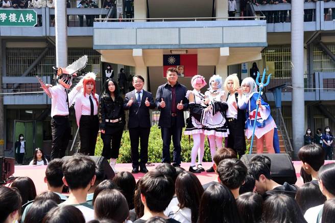 台中僑泰高中3日下午舉辦友善校園演唱會，除邀請多位藝人嗨翻現場，日文科與學生自治會合作的「校園Cosplay」開場走秀更大秀創意。（僑泰高中提供／潘虹恩台中傳真）