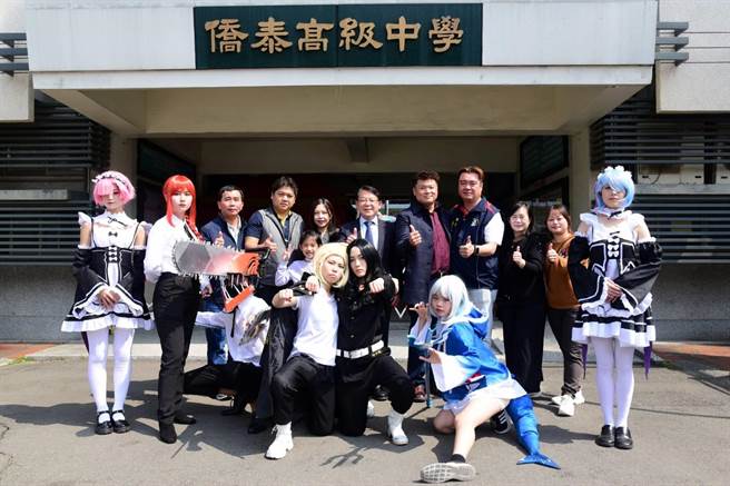 台中僑泰高中3日下午舉辦友善校園演唱會，除邀請多位藝人嗨翻現場，日文科與學生自治會合作的「校園Cosplay」開場走秀更大秀創意。（僑泰高中提供／潘虹恩台中傳真）