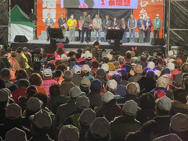蔡培慧今天晚上舉辦選前之夜，3500位支持者塞滿造勢會場。（楊靜茹攝）